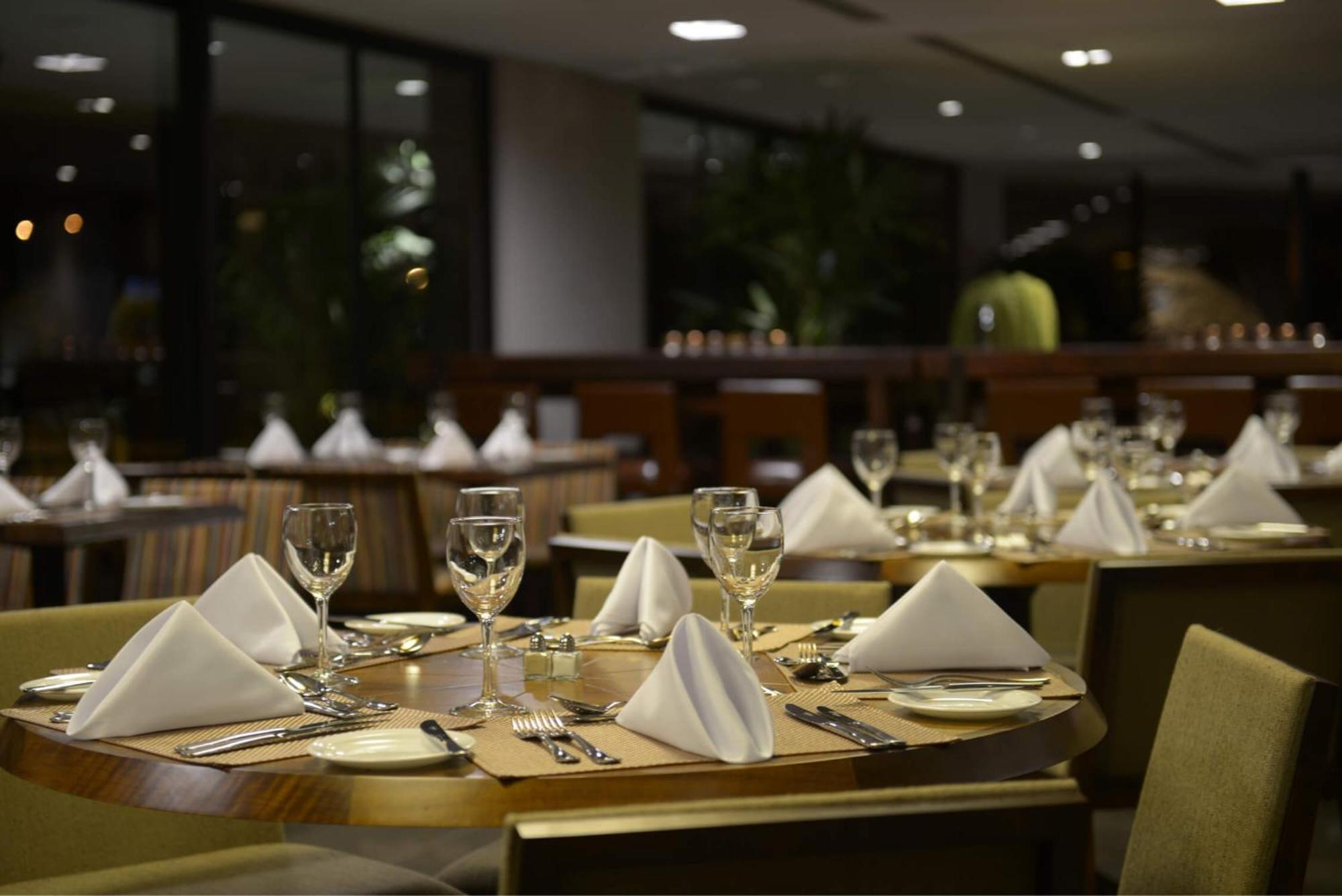 Deville Prime Campo Grande Exterior foto Restaurant