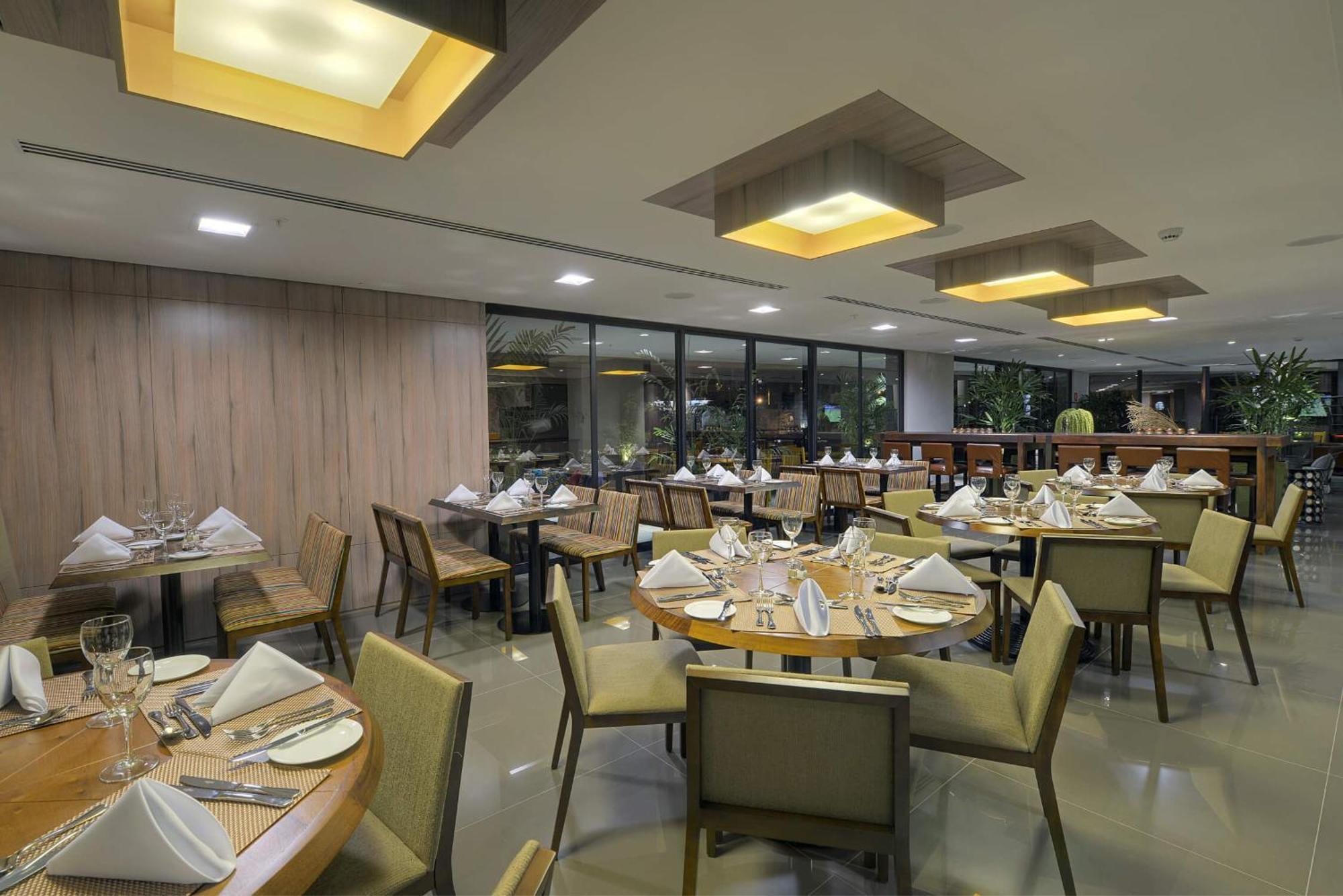 Deville Prime Campo Grande Exterior foto The restaurant