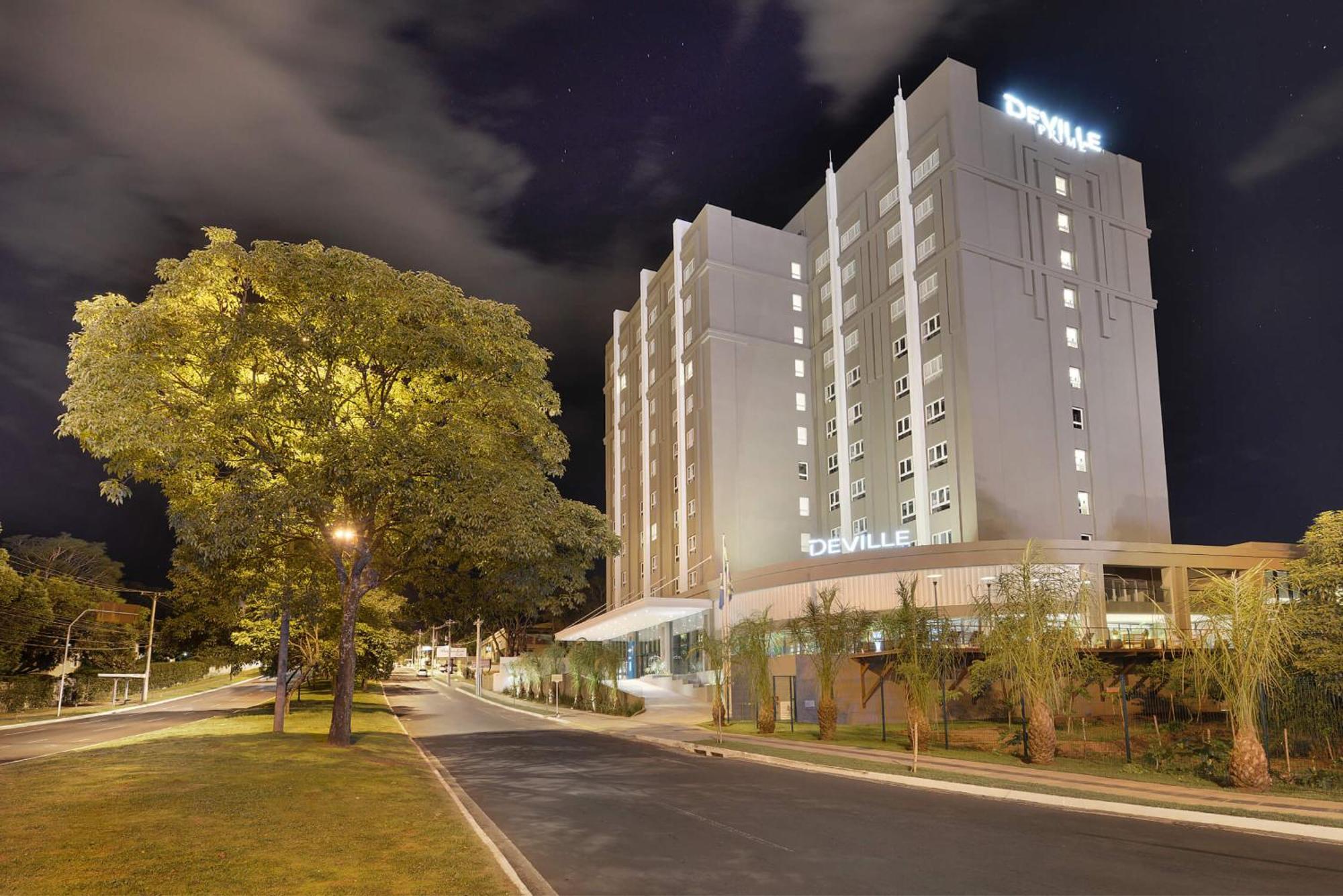 Deville Prime Campo Grande Exterior foto The hotel at night