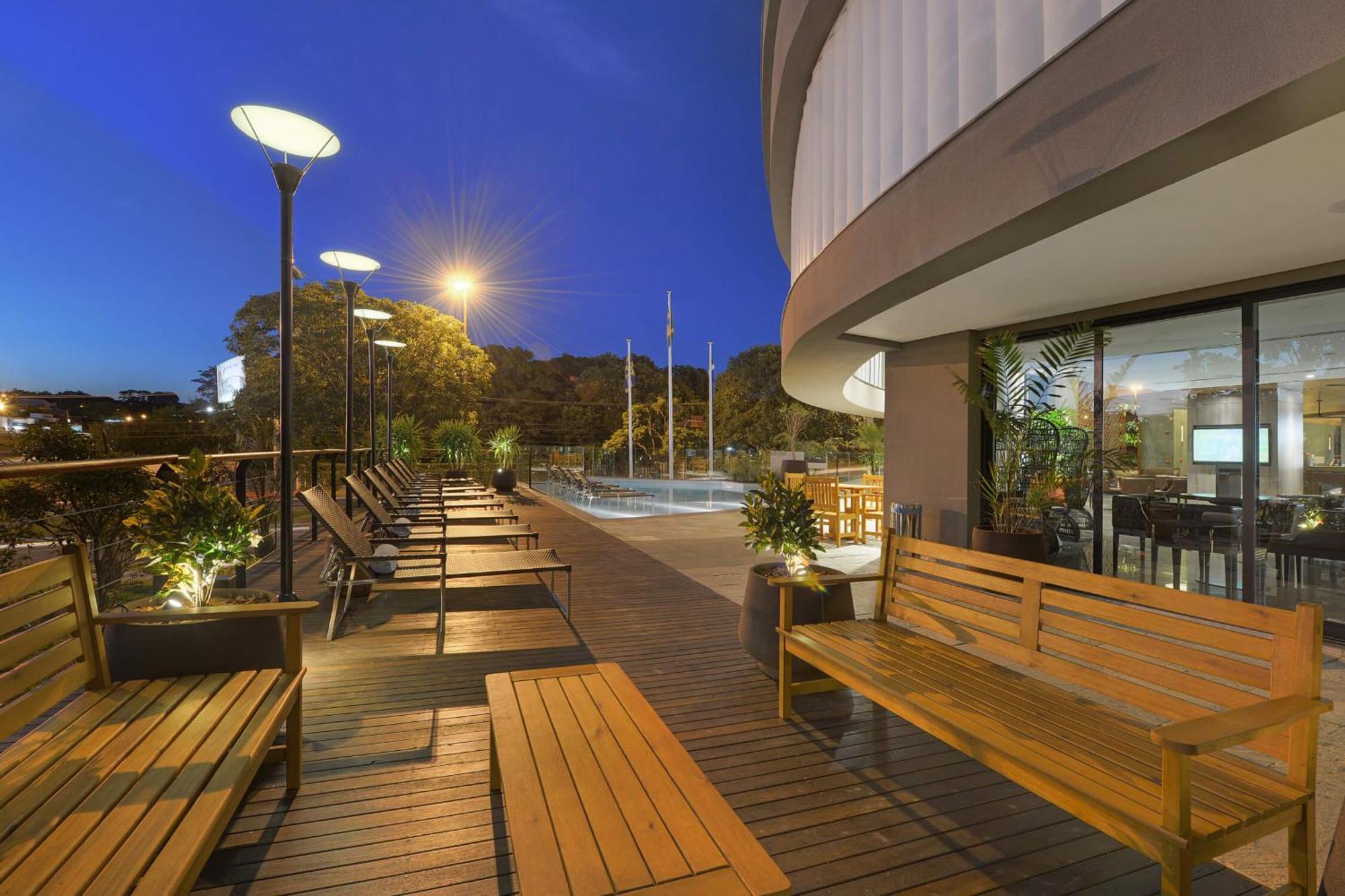 Deville Prime Campo Grande Exterior foto The pool at the rooftop of the hotel